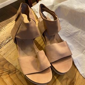 Eileen Fisher Beige size 9 sandals